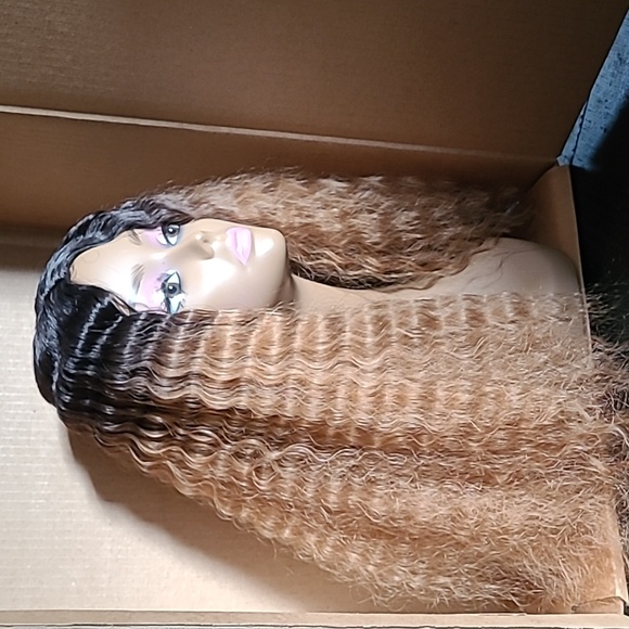 Synthetic wig - Picture 1 of 4